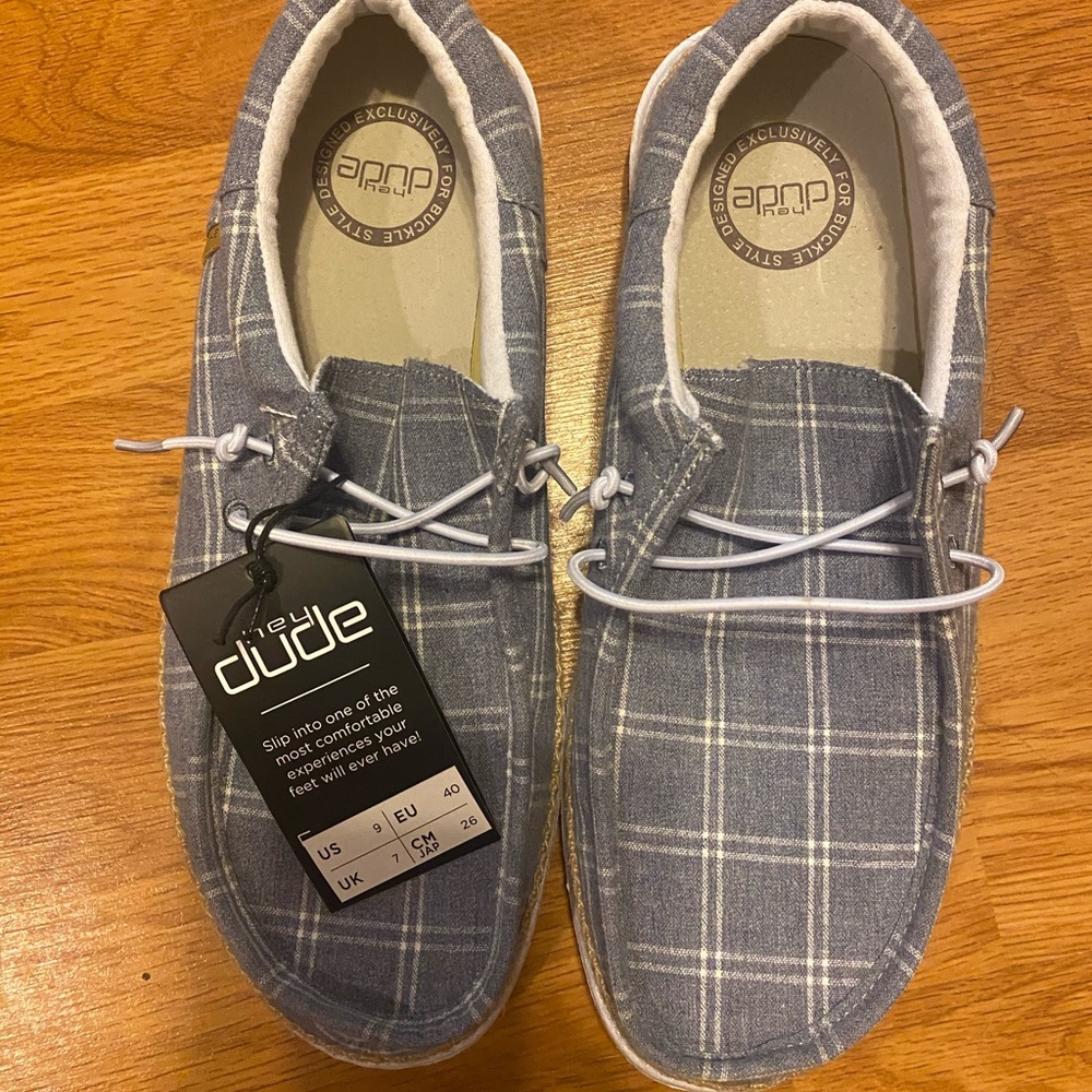 Women’s size 9 hey dudes with tags! Bottoms are a little dirty from trying on!